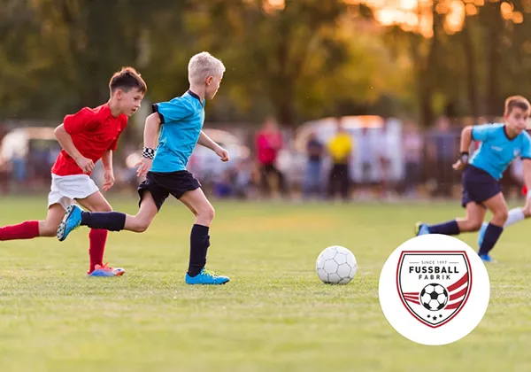 Kinder spielen Fußball