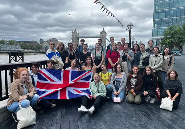 Jugendliche vor Towerbridge